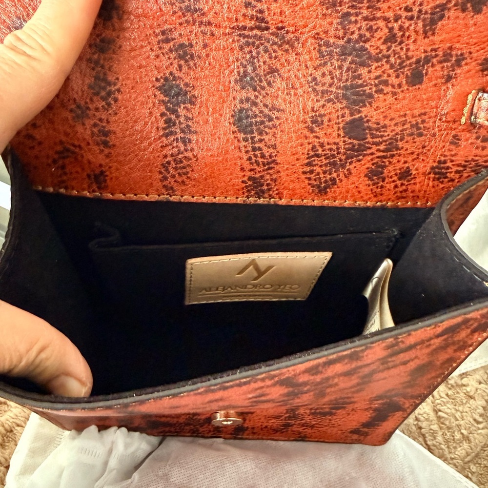 Hand tooled leather crossbody - Picture 6 of 6